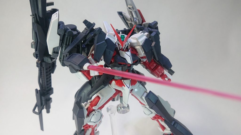 ビームサーベル右腕に装備したサーベル。機能の切り替えでビームガンとしても使えますが威力はボチボチです。これだけ装甲いっぱいつけたので当然運動性は高くなく、ほぼ保険です。ですがこういう保険的な武器が最後の一手になったりする展開、良くないですか?こちらもEz-SRのふくらはぎにHGレッドフレームのサーベル基部をくっつけただけ。カンタン。