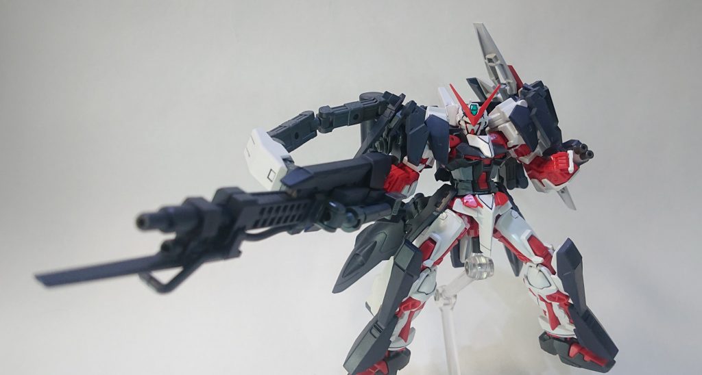 大型ビームランチャー「アラドヴァル」 本機のメイン武装であり、最大の火力を持ったビーム兵器です。多種多様なビーム砲撃が行える設定で、狙撃からマシンガンのような連射まであらゆる射撃戦に対応します。バックパックとフレキシブルアームによって接続され、これによるサポートによって片手でも見た目に反した取り回しの良さも得ています。 このレッドはこれ以上の武器もギミックもありません。ということででっかくしました。ストライカージンクスのGNビームスマートガンにジャンクパーツで飾り付けています。