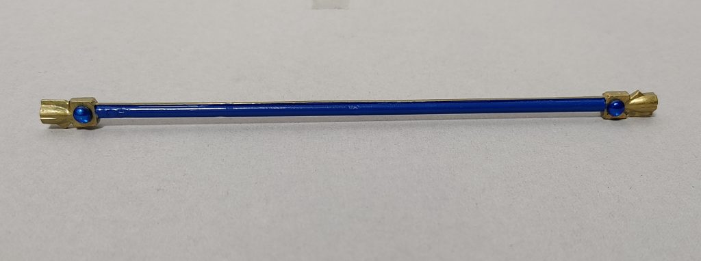 専用武装の【ドラゴンロッドスピア】「長き物」をイメージさせる物を手にすることでその物体の分子構造をモーフィングパワーで変化させたドラゴンドライヴ専用の槍型武器。 