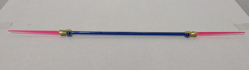 スピアということで、先端からは封印エネルギーを纏ったビームスピアが展開されるという設定があります。この辺りはMSという観点から武器の名称や特徴に変化を加えてます。 