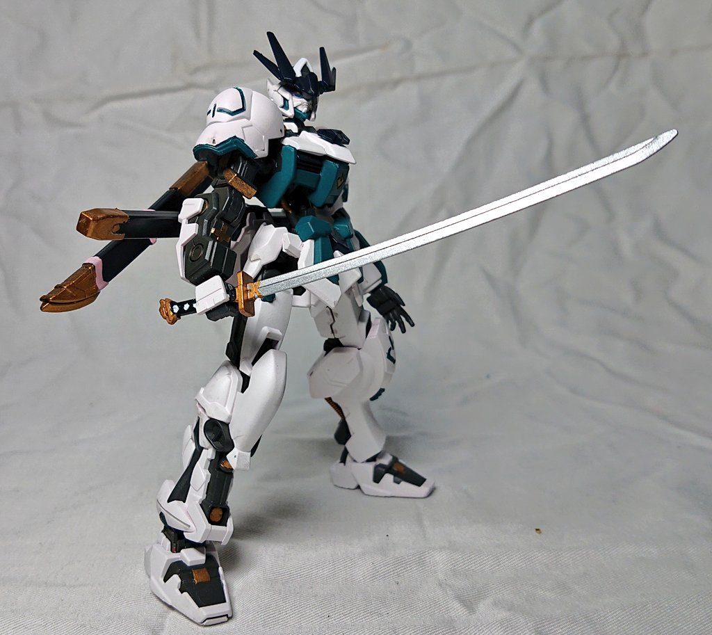 『ロウカン』メイン武装「この『ロウカン』に切れぬものなど!あんまりないです!」本人曰くひとふりでモック10機は切れるとの事…あくまで、本人曰く搭乗者の技量によりビームさえも切り飛ばす!ガーベラストレートまんまとか言った人は切ります、容赦なく