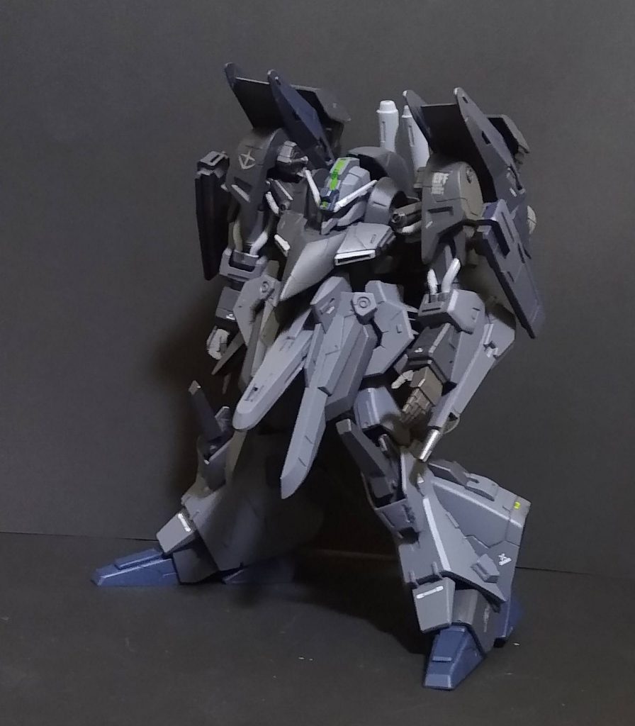 カラーリングはゼータプラスを現用ステルス戦闘機風にしてみました。両肩のグレー地にグレー文字がロービジぽくてお気に入りです。手首は社外品（ロボマニMサイズ）に替えてます。オリジナルはちょっとでかすぎですね。