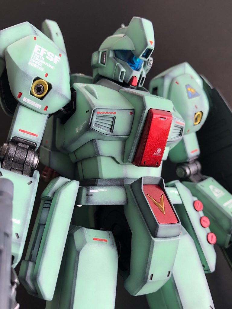 正面から。下から見上げる角度で撮影すると迫力がありますね😁モノアイはメタルパーツを埋めていますが、バイザーを濃くしたので目立たないですね💦量産機の中でも少し屈強なイメージを持たせて塗装をしました🙋♂️肩アーマの溝等は黒で墨入れをしようと思いましたが、エナメルの赤で筆塗りしてアクセントをつけました。