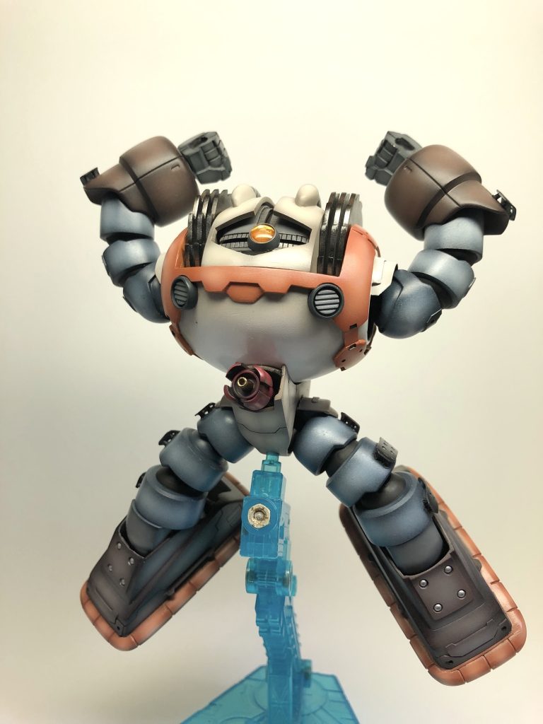 人が乗り込んで操縦するMSというよりも、身長2mほどでAIで動くメカ。というイメージの方がしっくりきます(^^)