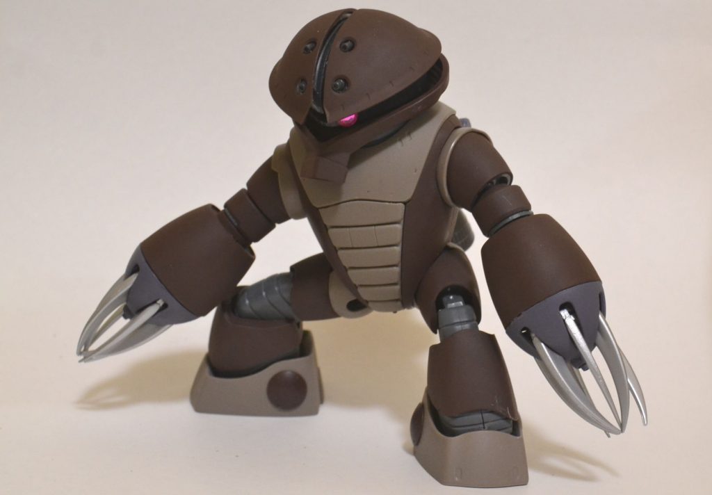 積んであった旧キット1/100アッガイの両腕クローをつけてみたところなかなか迫力が出て気に入りましたのでサクッと完成させました。ボディの茶色は旧キット部分との色合わせのためにフラットベース多めの近似色に調合した塗料でサーっと薄く塗りましたが、腹部色や関節等は成形色仕上げです。(フラットベースなめらかスムース)