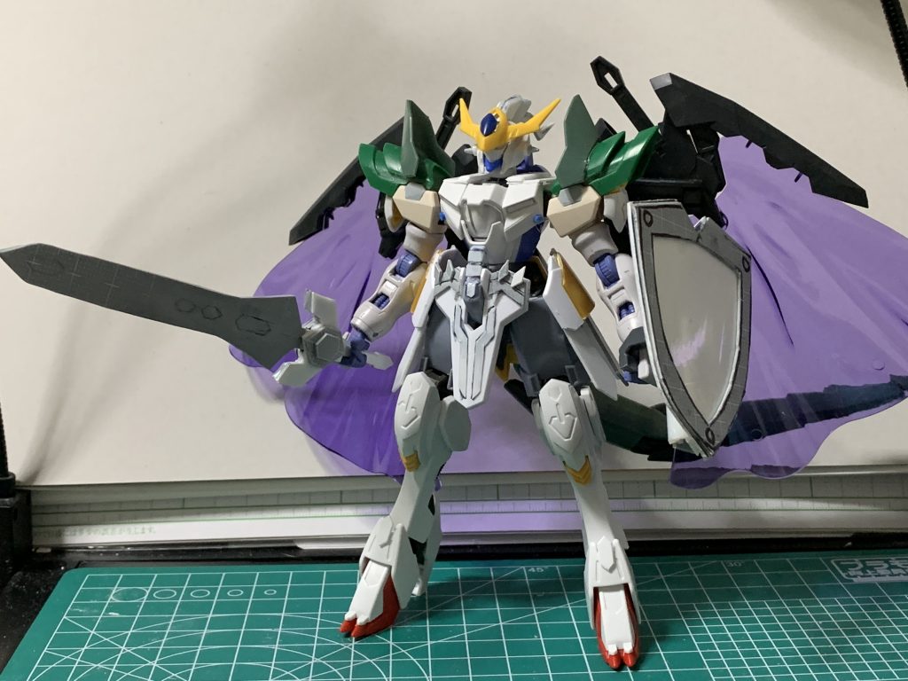 スクラッチでデザインをより似せていきます頭部飾りと剣と盾はプラ板でフルスクラッチ首を2mm延長、リナーシタの肩のジョイントを上下逆にして高さを調整、プラ板で穴埋め後はベースとなったパーツにプラ板を貼り合わせてセミスクラッチ、ディテールUPを行いました