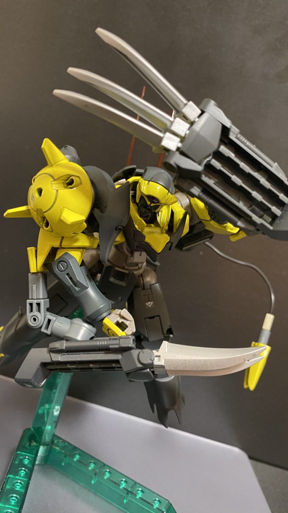 本機最大の特徴であるGNクロー。この機体を組み上げた時、彼はある某アメコミヒーローにハマっていたらしい。