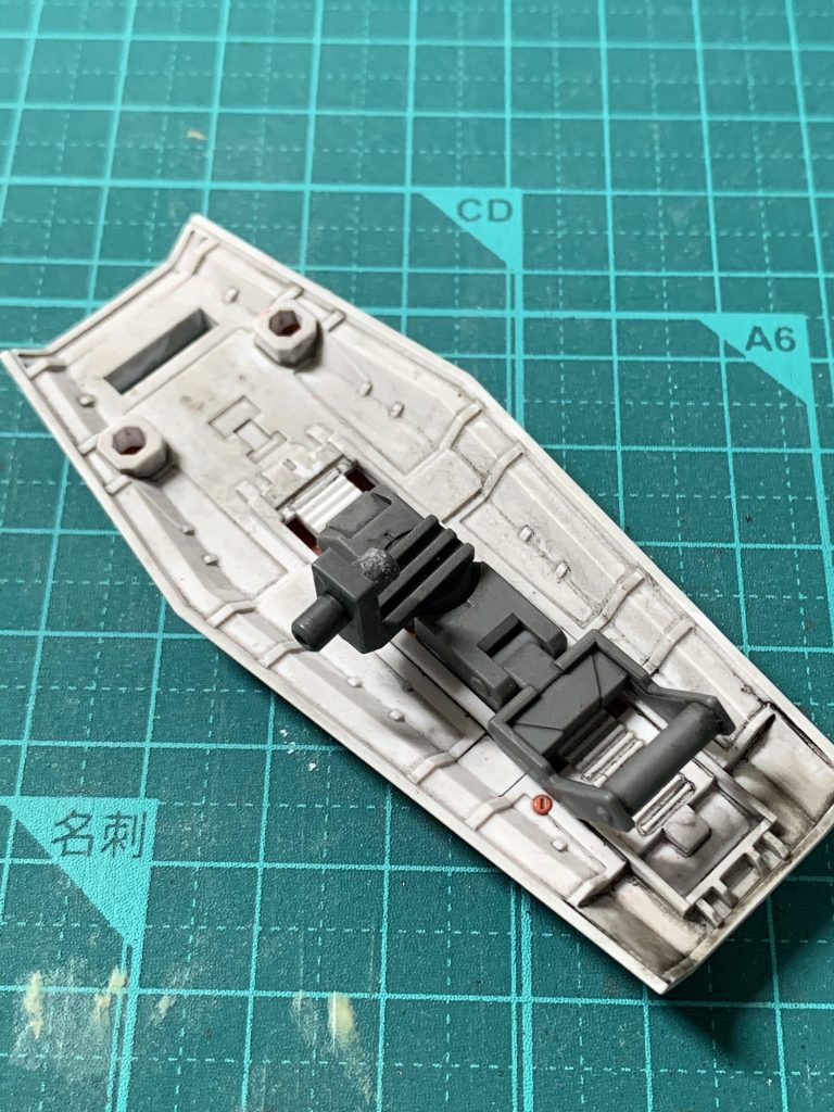以前ガルバルディカスタムを製作した際にシールドとの接続パーツを使ってしまったので、HGCEストライクの接続パーツを流用しました。