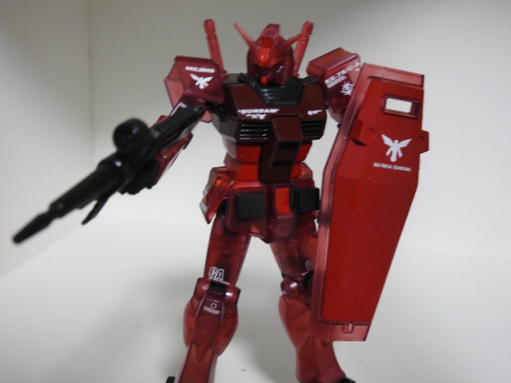 ヤフオクで見つけた1/144用のキャスバル専用ガンダムのデカールを貼りました。MGのキャスバル専用ガンダムの説明書を見ながらそれっぽい場所に貼ってみました。