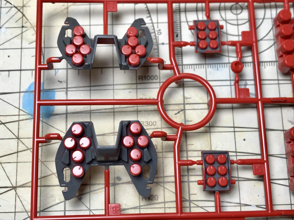 制作風景その1ミサイルのグレー部分を筆塗り。メリハリが出ます！