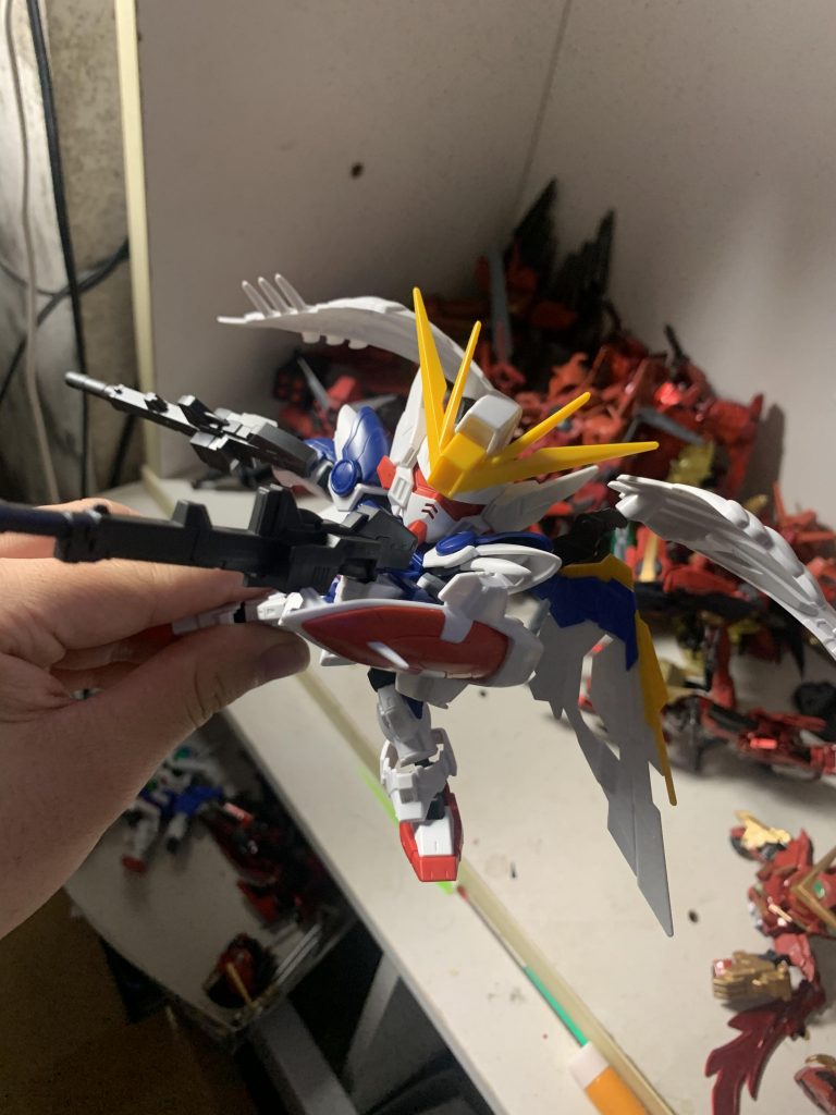 背中の羽は無改造でピッタリハマりました。小羽がついてた穴が役に立ちました。盾もゼロの腕にある羽が盾の溝にピッタリでした。