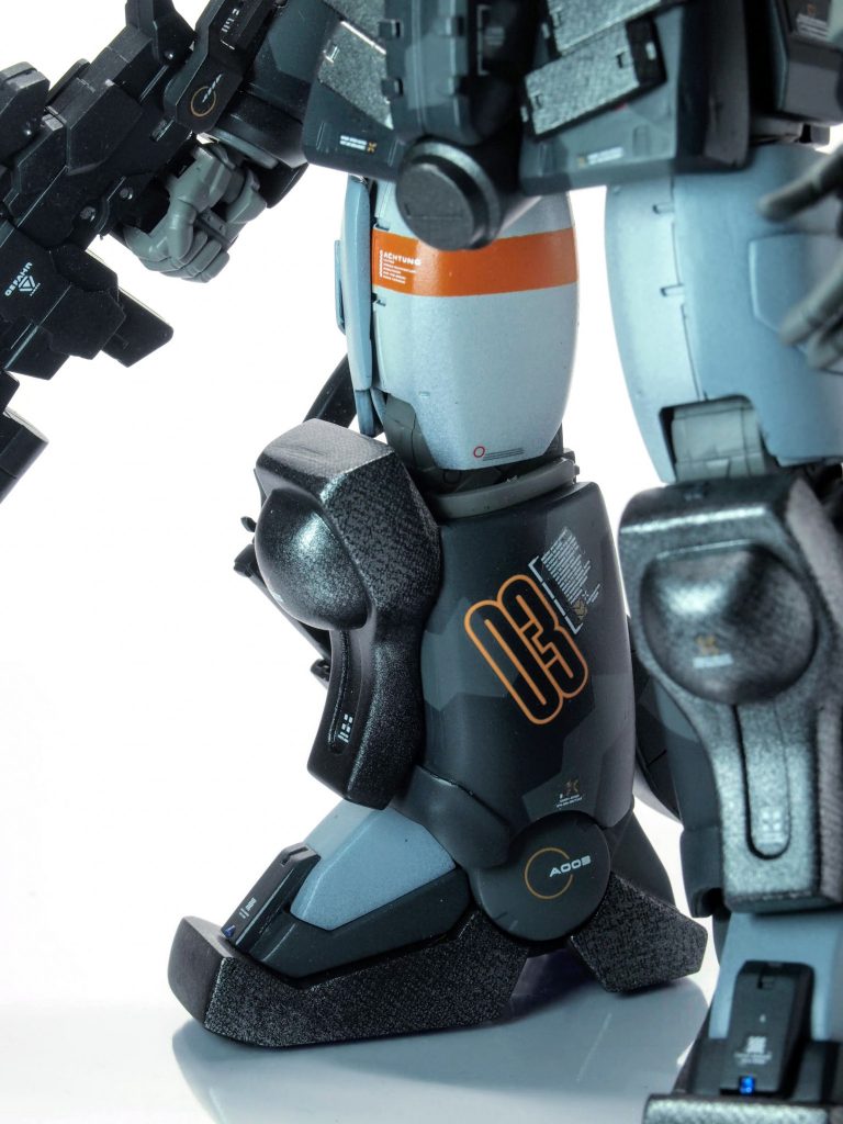 デカールワークのアピールショット。ここが一番お気に入り。膝アーマーはグリモアレッドベレーの余剰パーツ。ここをはじめ全身のカーボン風塗装のパーツはストッキングでのマスキングで表現しています。ここは大判デカールを貼るためにディテールをあえて入れてません。