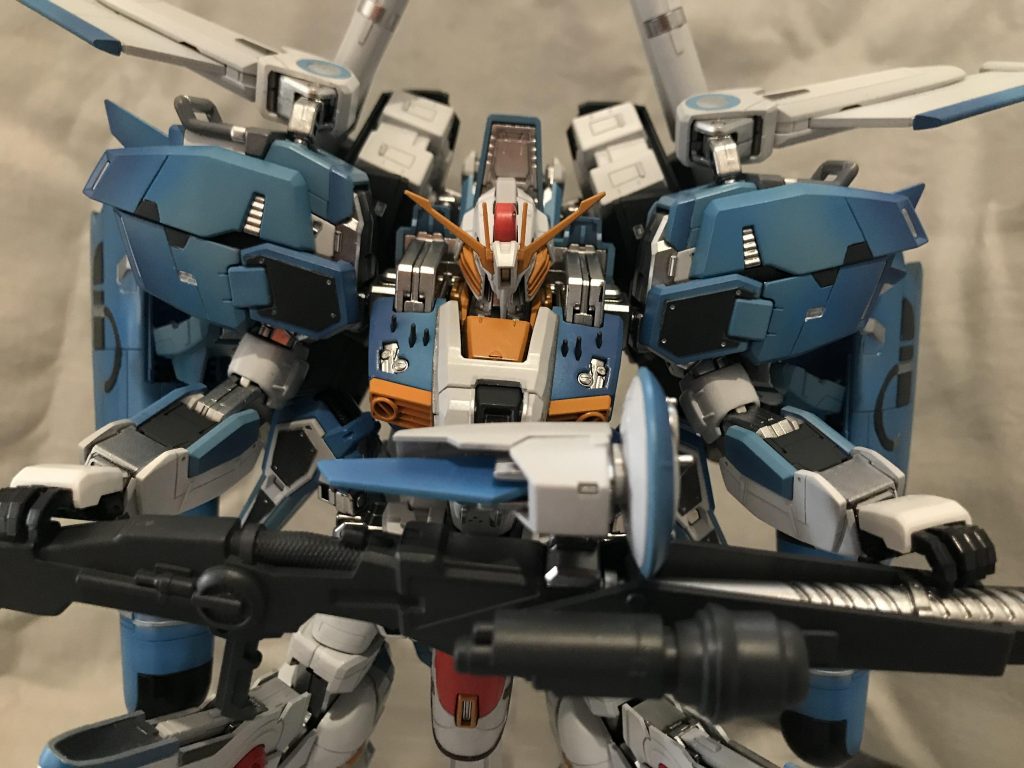 肩アーマーのスライドギミックに合わせて、筋彫りを施し、スライド時にマークが繋がるようにしてあります。