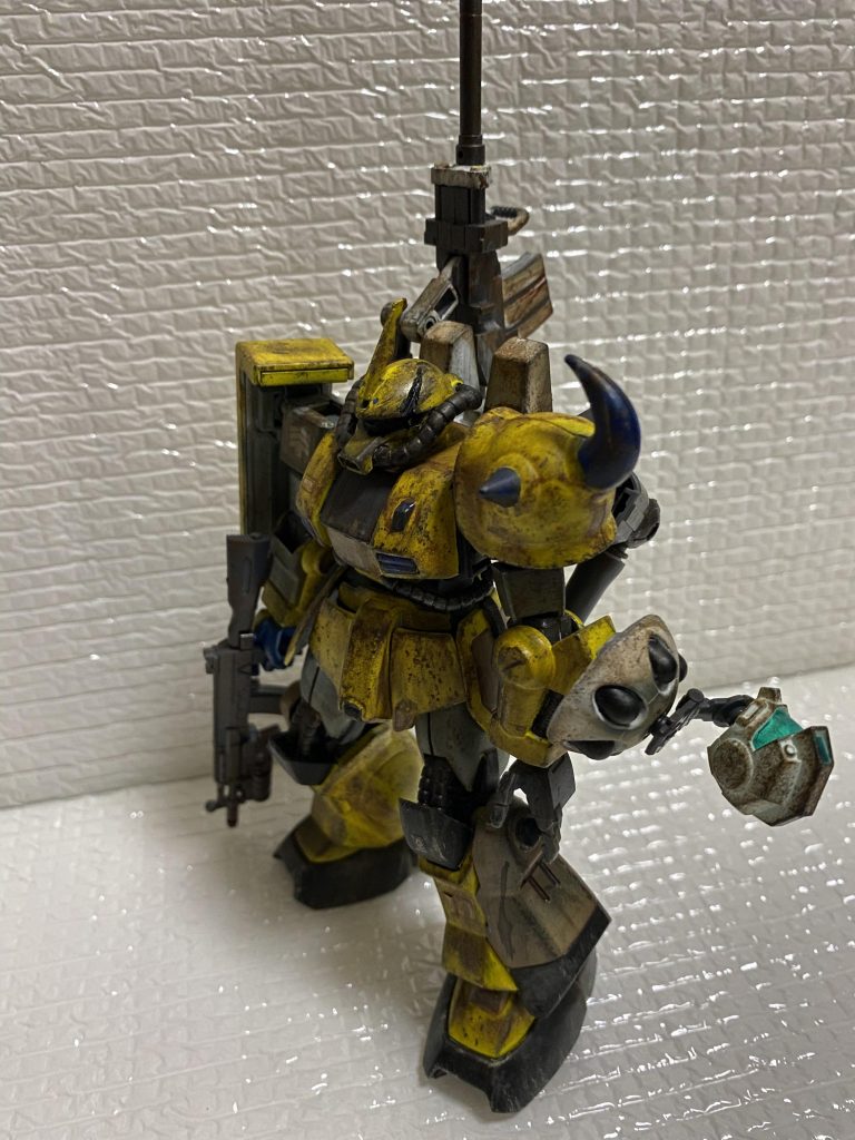 顔にも傷をつけ