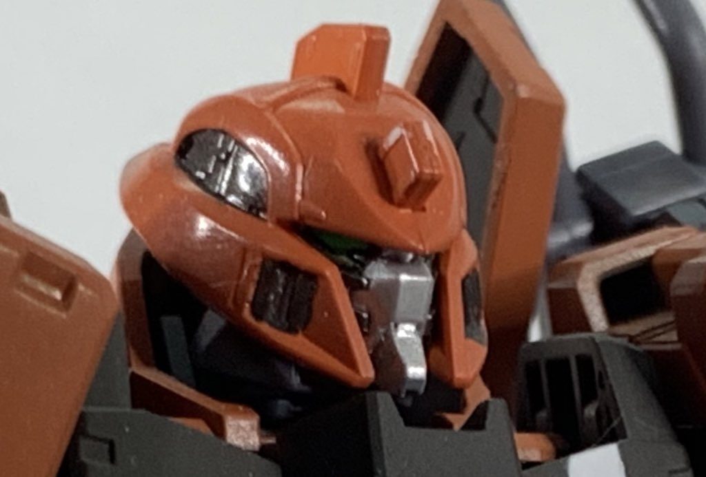 頭部はスローネツヴァイから移植してます。頭部アンテナは紛失したためそのまま完成にしました。手抜きですね😅