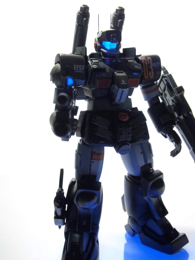 いつもの控えめアクションポーズwカメラのゴーグルはベースのパーツに塩ビの惣菜蓋（キムチw）を熱してヒートプレスしてクリアパーツ化しています。ベースパーツをひとまわり小さく削り、そこにスジボリやHアイズでディテールを入れています。