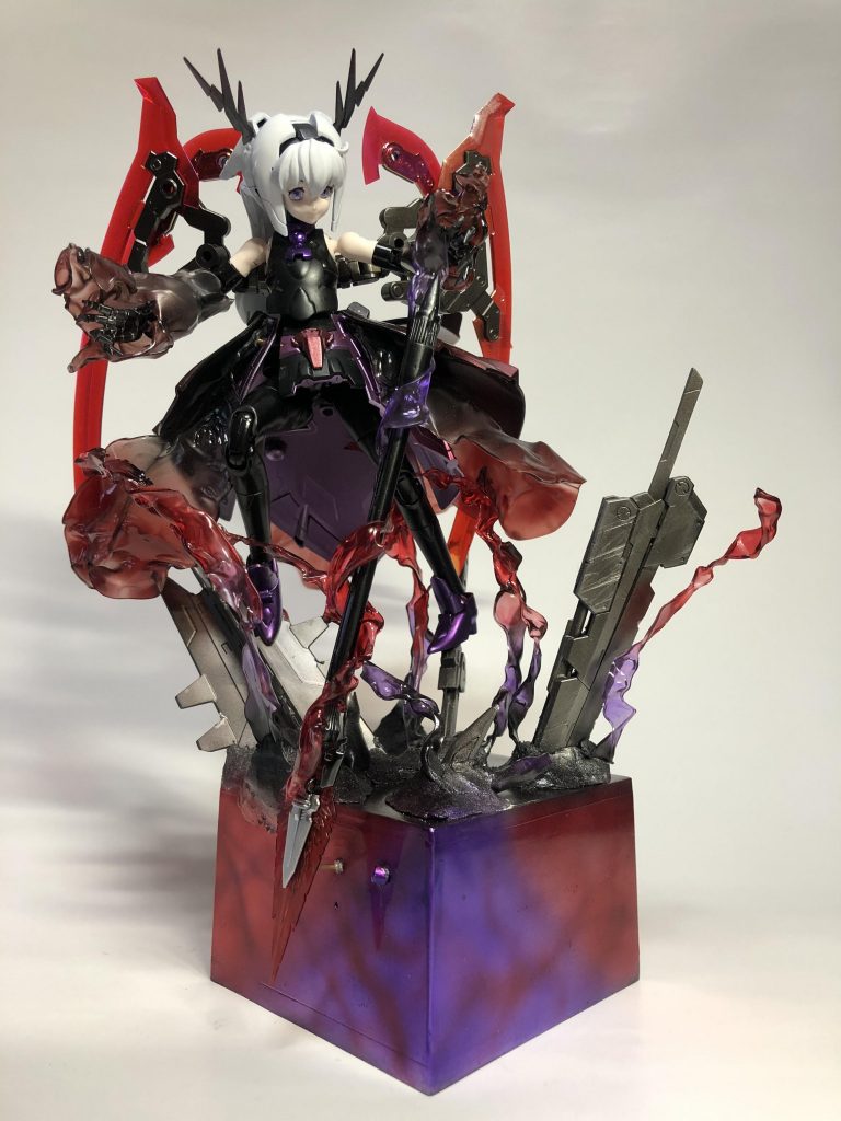 自分の厨二病を再現したいと思い作った作品。透明プラ板を炙って炎みたいしてエフェクト作成…百均の小物入れを使ってオリジナル台座。（少しくらい粗くていいやで作った）禍々しいを意識しながら作ったので他の人に禍々しさが伝わると嬉しいです。汚いところがあるのは見なかったことにしてください。初心者なので…