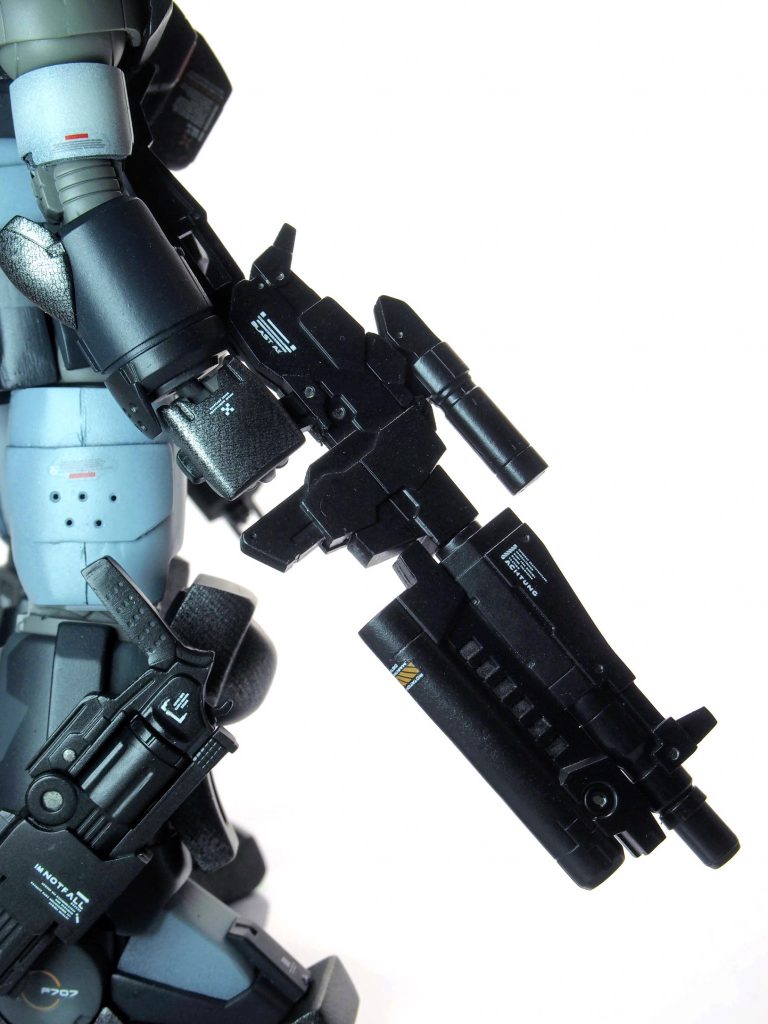 メイン武装のアサルトライフル。30MMの潤沢に余ったパーツから作成。ただ、いかにも30MMっぽいディテールやパーツ差し込み用の穴などはすべて塞いでいます。