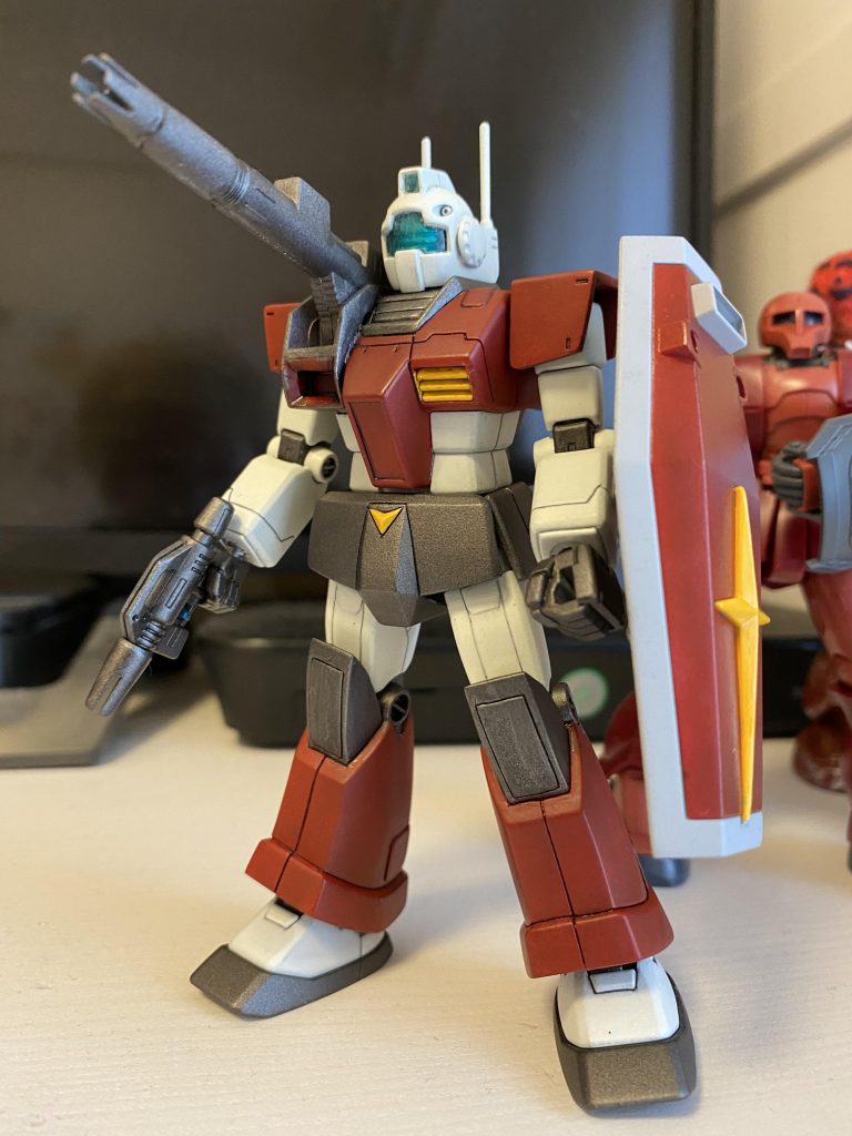 塗装は一部筆塗りしながら、エアブラシデビューアクリジョンが使いこなせず、梨地になる部分も多かった。グランプリホワイトがなくて、ウェブを見ながら調色。緑入れるなんてビックリw