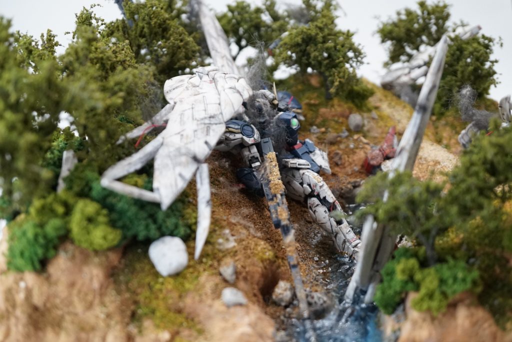 反対側からどうしてもどうしても水表現を入れたかったので川作成。足が水没した形に。本当は膝下まで水に浸そうと思ったのですが、素材代が足りず。お高いですよね。