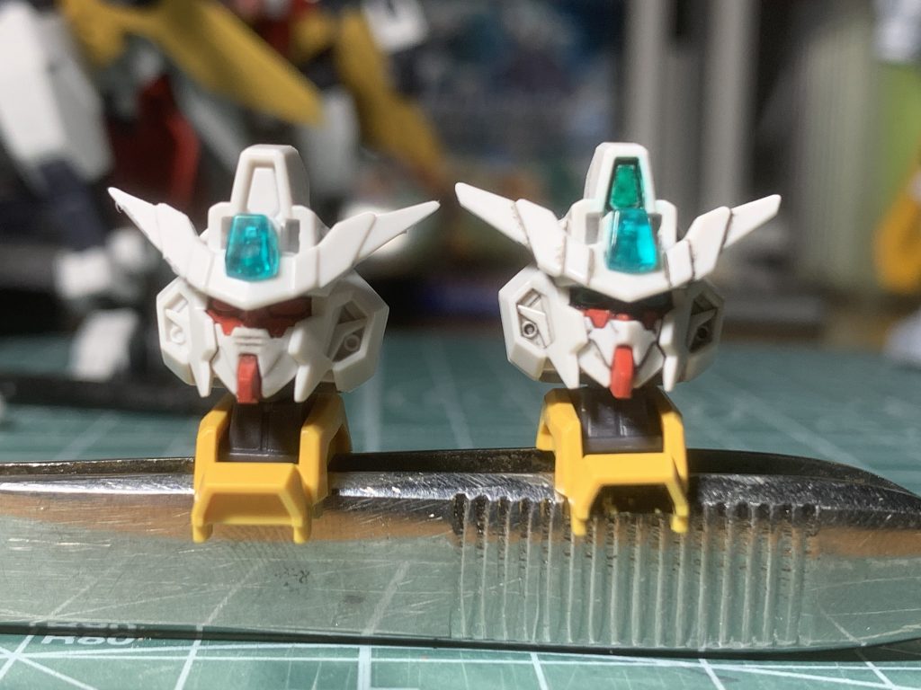 制作工程。ダクトを作るためにフェイスを少し削り、カッターで切れ込みを入れた後にスジ彫り針で溝を成形。アンテナは下面のラインが直線になるまでヤスリまくりました。