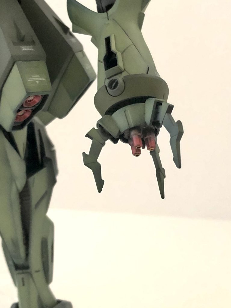 両手の5連装ビーム砲。砲塔に円筒形のビーズを差し込みました。お手軽。