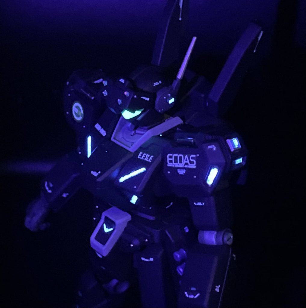 こんな感じで蛍光塗料が光ります。