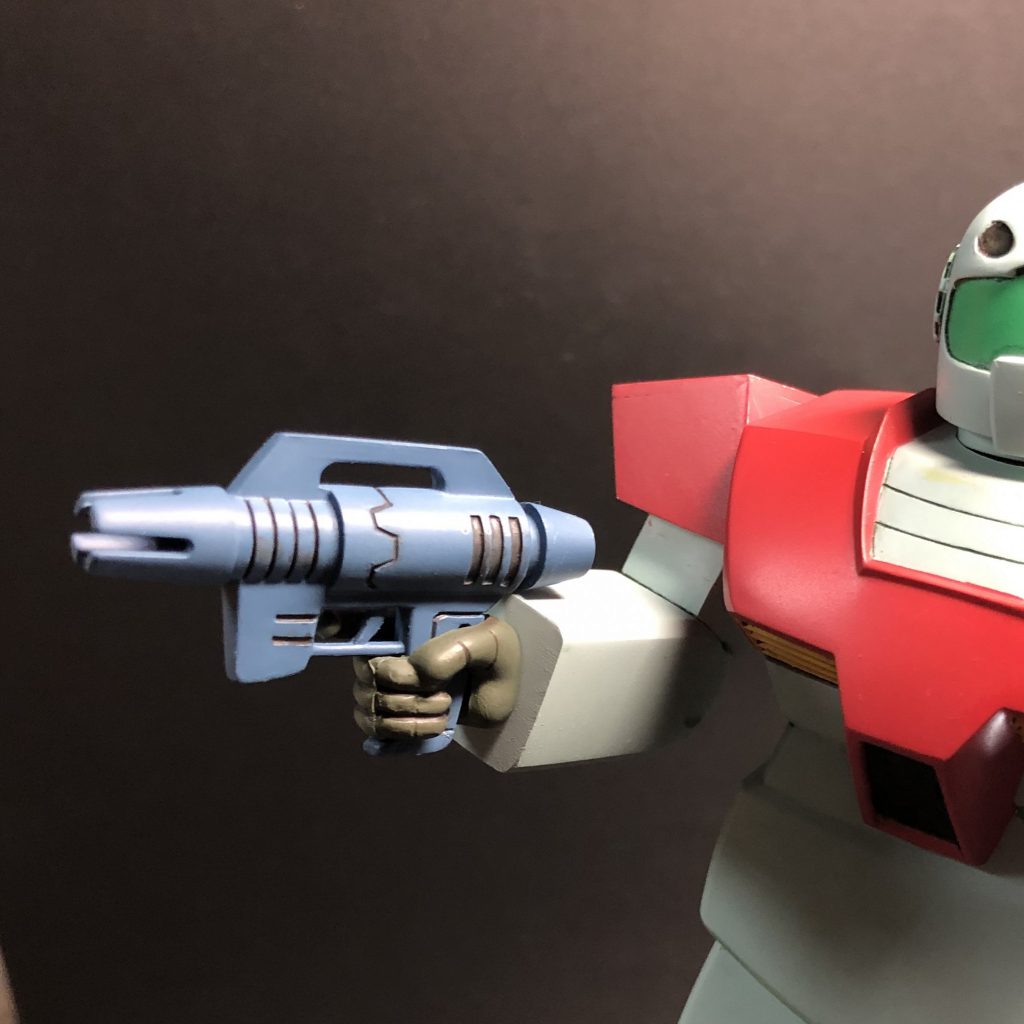 右肩アーマーは向きを変えて取り付けてます。