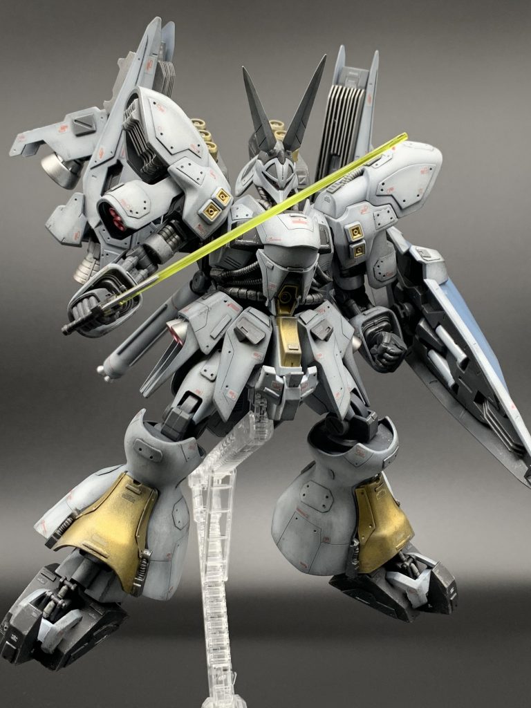 ビームサーベルは腰に一本。シールドの裏に二本装備。このポーズお気に入り。