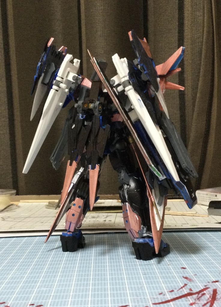 〈背面〉                                   背面にはスラスターの出力を最大限まで引き出すためのオーライザーの形状を変更して装備。