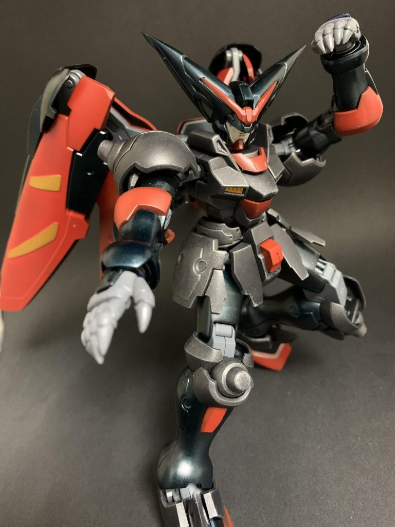 黒い装甲は、汚し入れた艶消し黒の部分と、少し青みがかったメタリックブラックと部分によって違います。パーツ分けが細かいMGは塗り分けもやりやすかったです。