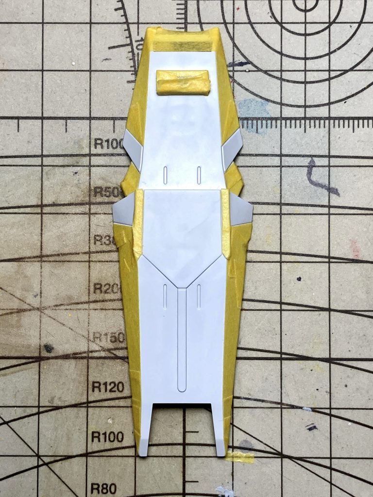 シールドのマスキング。ガンマカエアブラシでブルーを吹いていますが、成型色と微妙に違ってしまいました(汗)