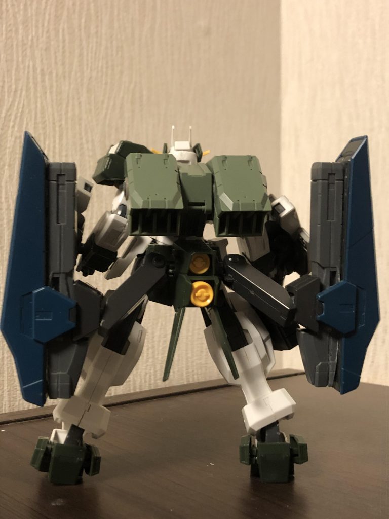 後ろ
多数の武装を搭載しているので機動力はローグより低くなっているが弾幕を張る事でフォローしている。更に撃ち尽くしたGNミサイル等の後付け武装をパージして機動力や運動性をフォローする事も可能