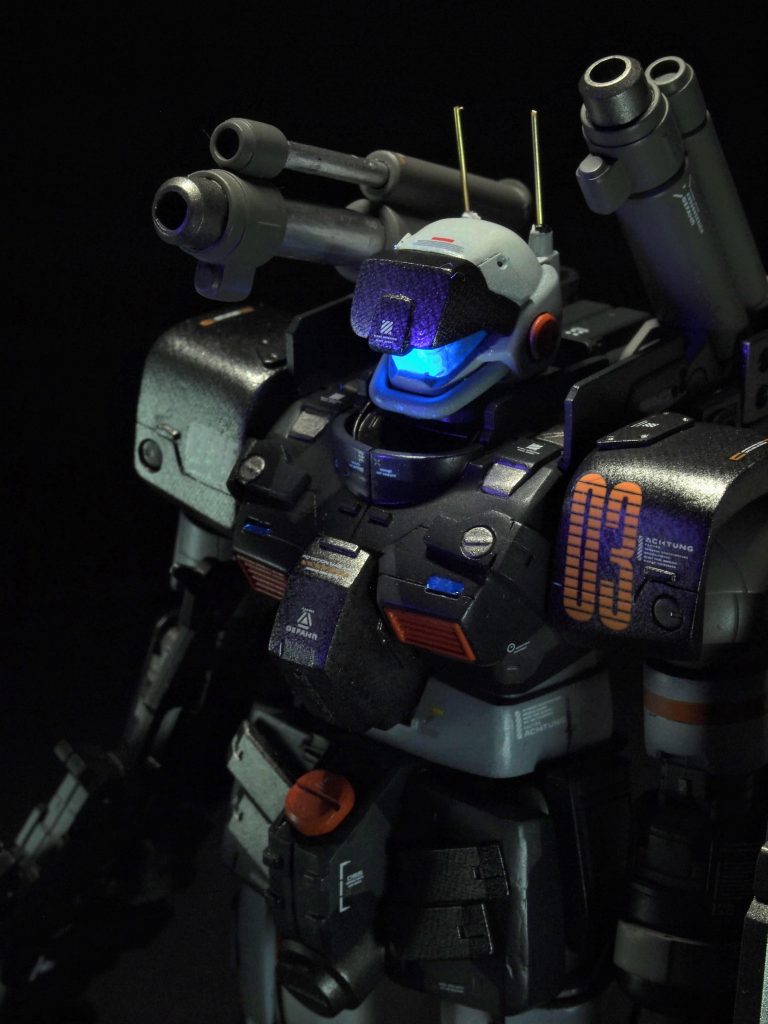 最後に黒背景で撮ったヤツを。なかなか上手く取れなくて難儀しましたが、シチュエーション的には合ってるのかと。後頭部アンテナは0.5mm真鍮線に置き換え。胸のカメラっぽい箇所はラピーテープの上から透明レジンで表現してます。