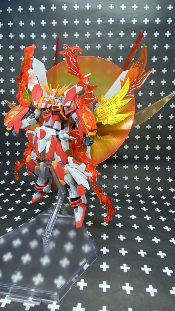 続けて真の力を解放した神ハイパーモード。トライバーニングのエフェクトパーツをこれでもか！と使用しました。羽根は三国伝の翔烈帝劉備のものから拝借。ポリボールを使って接続しています。