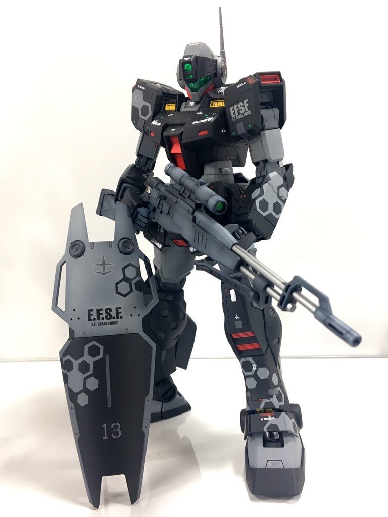 特徴的なスナイパーライフルはパールを薄く使い、質感に変化を入れました。