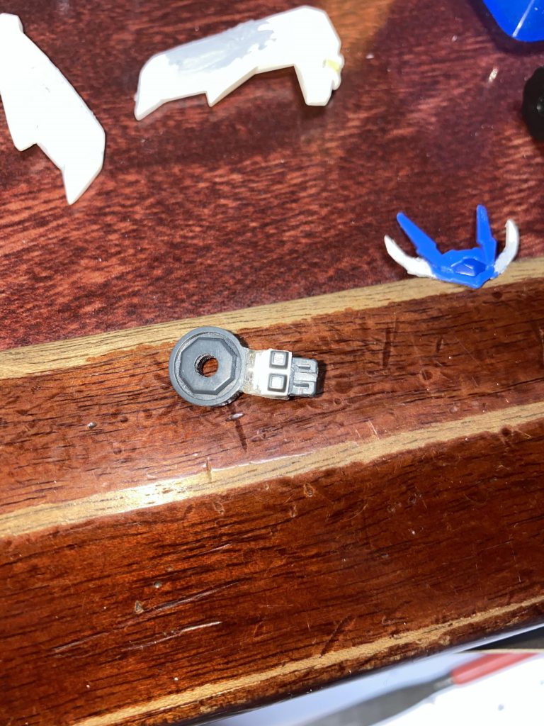 バインダーも少し延長し、武装取り付け部分は真鍮線を組み込み、少しディテールを追加