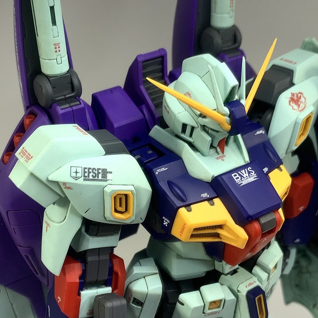 紺色部は塗装。それ以外は成型色です。