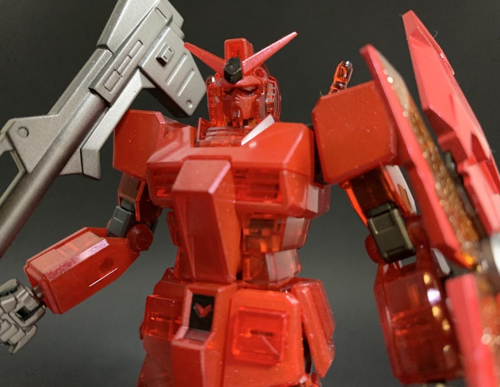 通常カラーだと影になって無塗装でも黒く見える目のまわりの縁取りですが、クリアカラーではさすがに無理です。スミ入れしました。