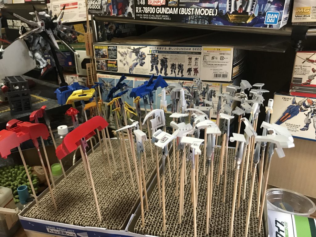 塗料はガンダムに近い色を使いました。