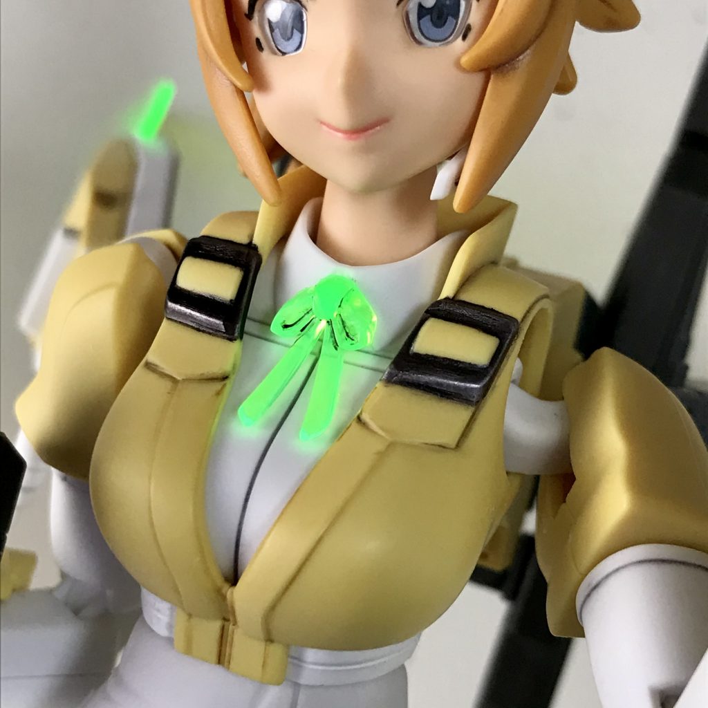 胸のリボンとシールドのビーム刃は蛍光でした。