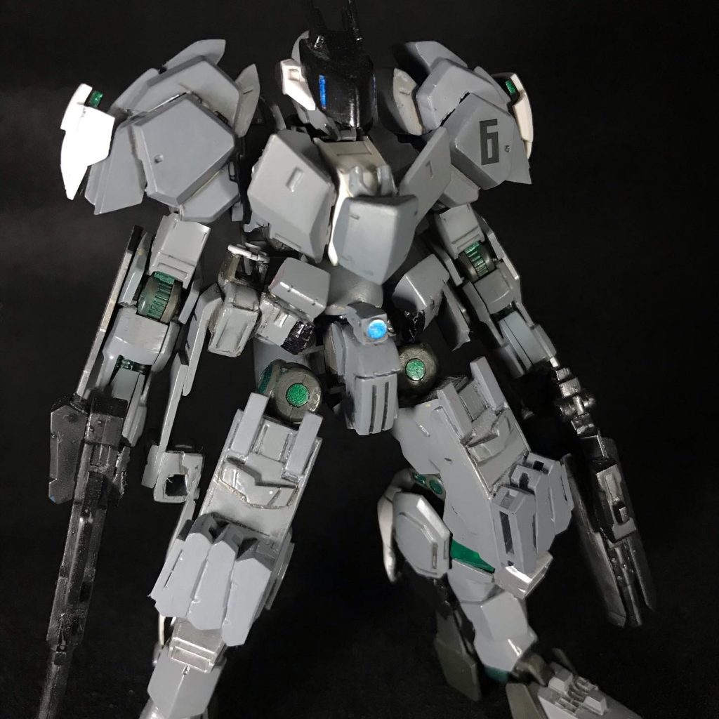 追加画像　　　　　　　　　　　　　　　　　　※バックパックがかなり干渉するので、小型にしてあります。左肩の「6」は6機目の改造機を表しています。