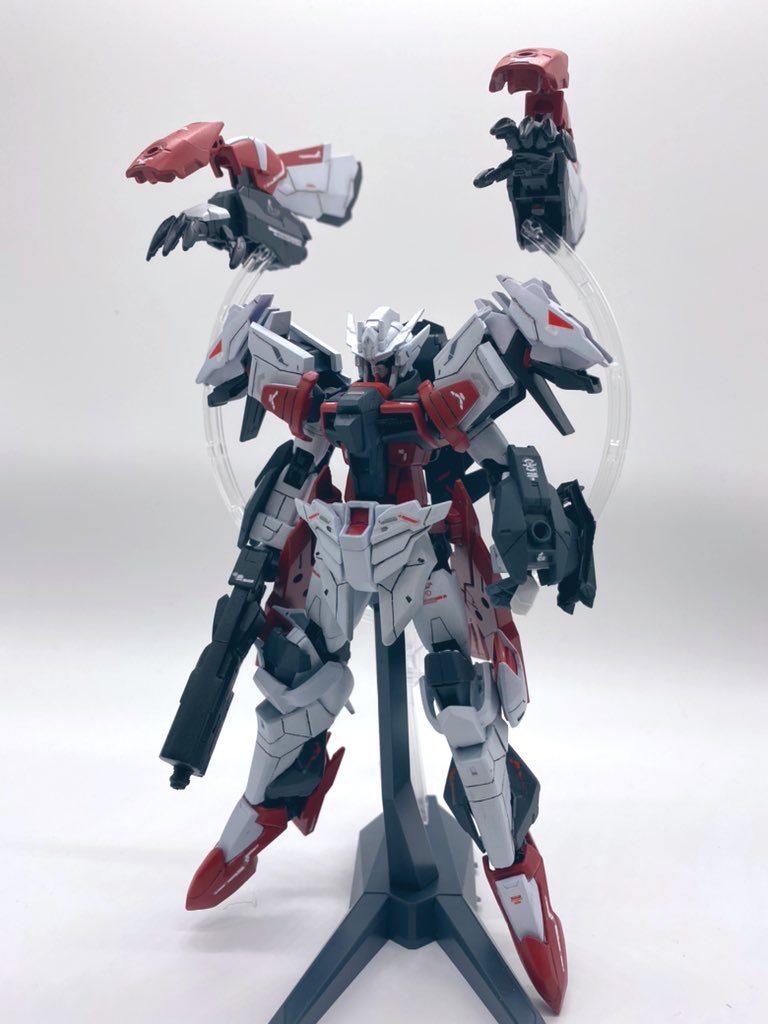 背後から取れ、グラッドドラグーンとしても使えたり、腕にマウントし近接戦闘で敵を殴り倒すとかの戦闘スタイルもとれるようにしました。  