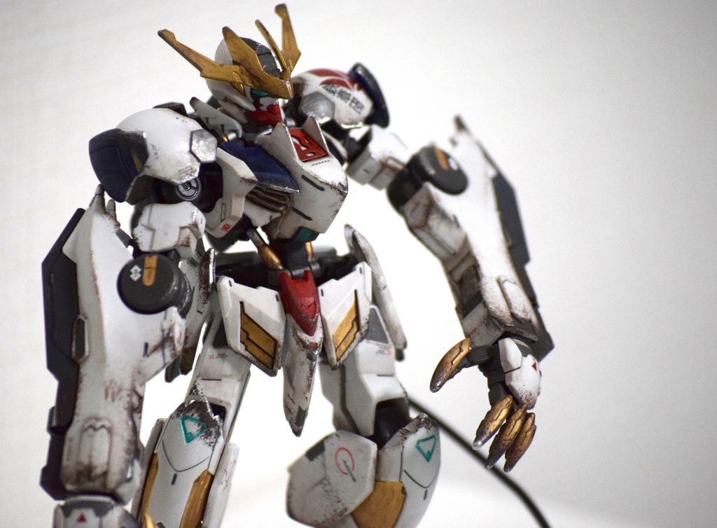 特に汚し加工がやってみたかったので、ボロボロになるのが映えそう＆個人的にも好きな機体であるバルバトスルプスレクスを選びました。初めてにしては結構それっぽさが出たんでは…？と自己満足してます。