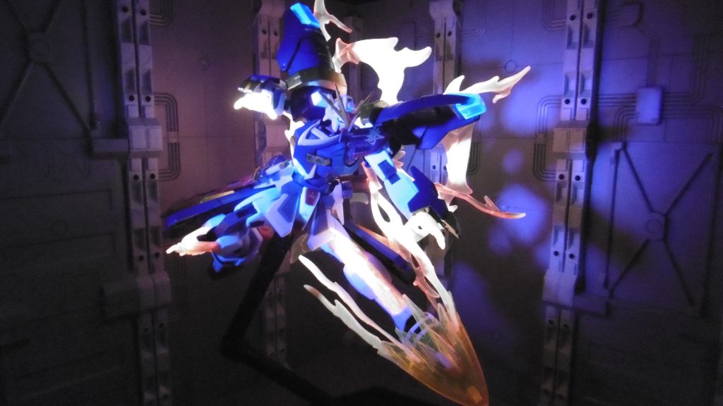 角度を変えてもう1枚(蹴り落とし)ブラックライトを用いた光と影の写真を撮るのに苦戦し、上記2枚に決まるまで300枚以上の撮影へと至りました。途中2度のチャージング(バッテリー充電)は痛かったです。これでも「総撮影数の中で最もマシな写真」だったりします。