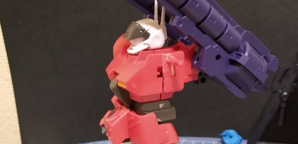 肩の取付部は一旦切り離して上下逆さまにして上方に移動させてます。