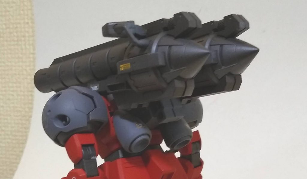 一番苦労したところは、背部に空きスペースがなく、スラスターをつける場所がなかったことです。なんとか収まるパーツを見つけました。