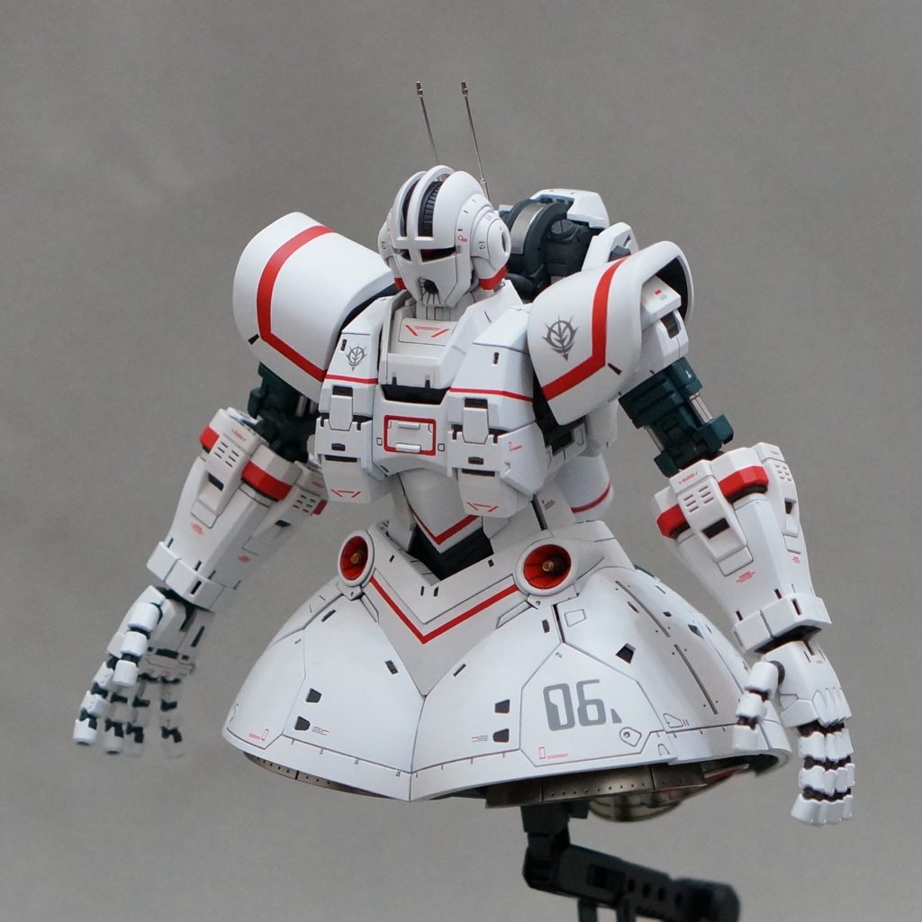 カラーリングはタコザクの白に特徴的な赤のラインを加えています。頭部のアンテナ、肩パーツの形状もタコザクに寄せてプロトタイプっぽさを出しています。