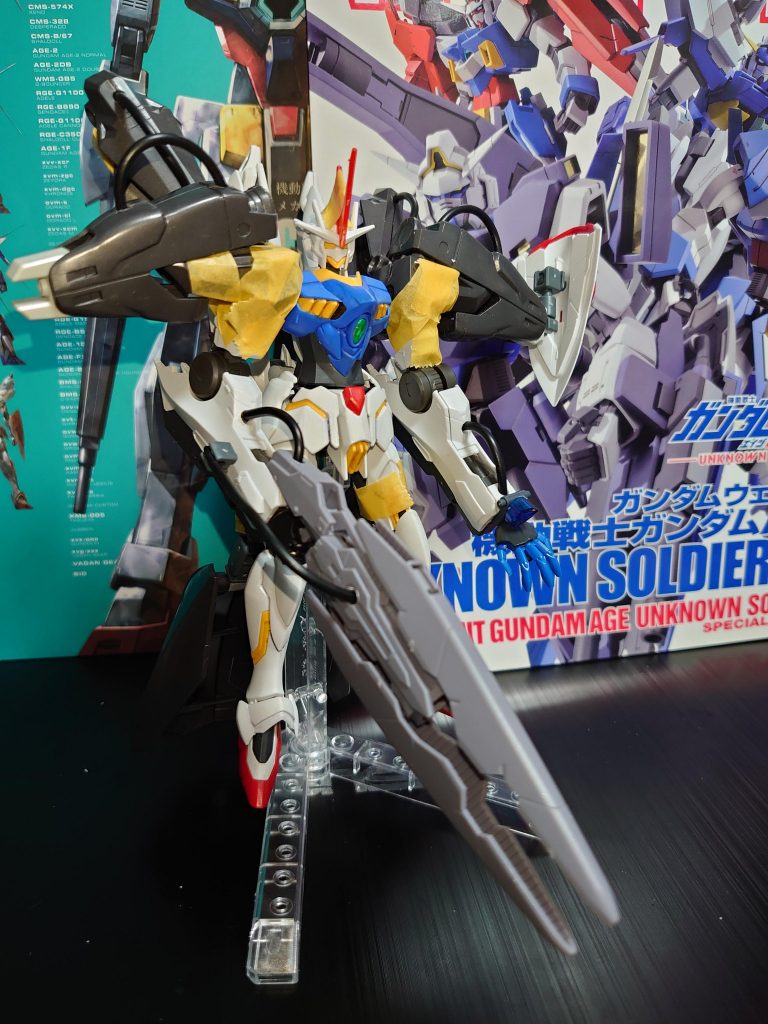塗装前の状態最後に配色です本体 黒部分                 :     クレオス 艶消しブラック本体 フレーム            : クレオス メタルブラック本体 光波推進部        :    タミヤ ライトガンメタル本体  赤部分                :      ガンダムマーカー ロイヤルメタレッド本体 ケーブル             :      クレオスGX メタルレッドライフル 銃口             :      ガンダムマーカー ルミナスメタグリーンライフル バレル        :    クレオス GXレッドゴールドX トランスミッター   :      クレオス GXメタルグリーンいかがだったでしょうか?マイナーな機体ではありますが、ウィゲルをモチーフにしたレギルスタイプの機体を作ってみました。長い椀部にエネルギーケーブル、各種武装、ハイドラガンダムの要素など、かなり特徴的なガンダムに出来たんじゃないかなと個人的には思っています。次回はAGEキットか、コアガンダム系か、あるいは何度か名前が出てきたガンダムイクシオンを投稿したいと考えています。よかったらまた遊びに来てくださいね。それでは最後まで閲覧ありがとうございました。