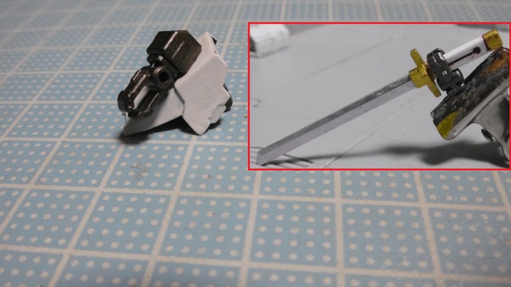 サイドアーマーはHGグレイズ(一般機)に変更し、成型色の緑から重ね塗りで白にしました。拡張は「HGカスタマイズキャンペーン 2015 SummerB バックパックアーム」のを使って、零丸の刀を懸架できるように。しかし見ての通り着脱時に塗膜を持って行かれる(元は赤で柄を塗ってました)構造なため、後から色を剥がしました。